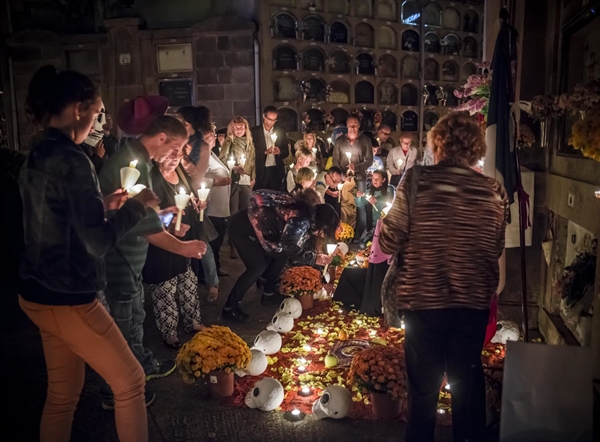 Altar-mexicà-amb-catrines-al-Cementiri-de-Poblenou