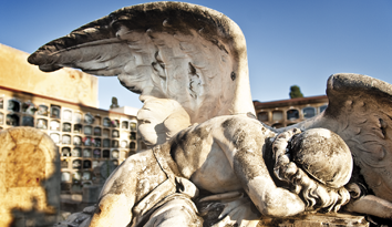 Una de las obras artísiticas en el Cementerio de Les Corts (Barcelona)_0