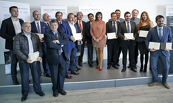 representantes_de_los_ganadores_junto_a_los_miembros_del_jurado_y_directivos_de_funespana