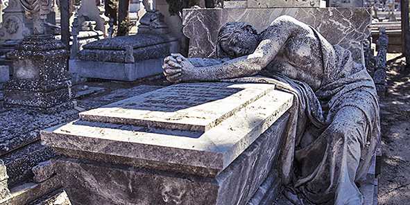 cementerio_de_la_almudena_estatua_reposa_en_tumba