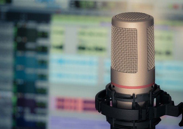 microphone-3381837_640