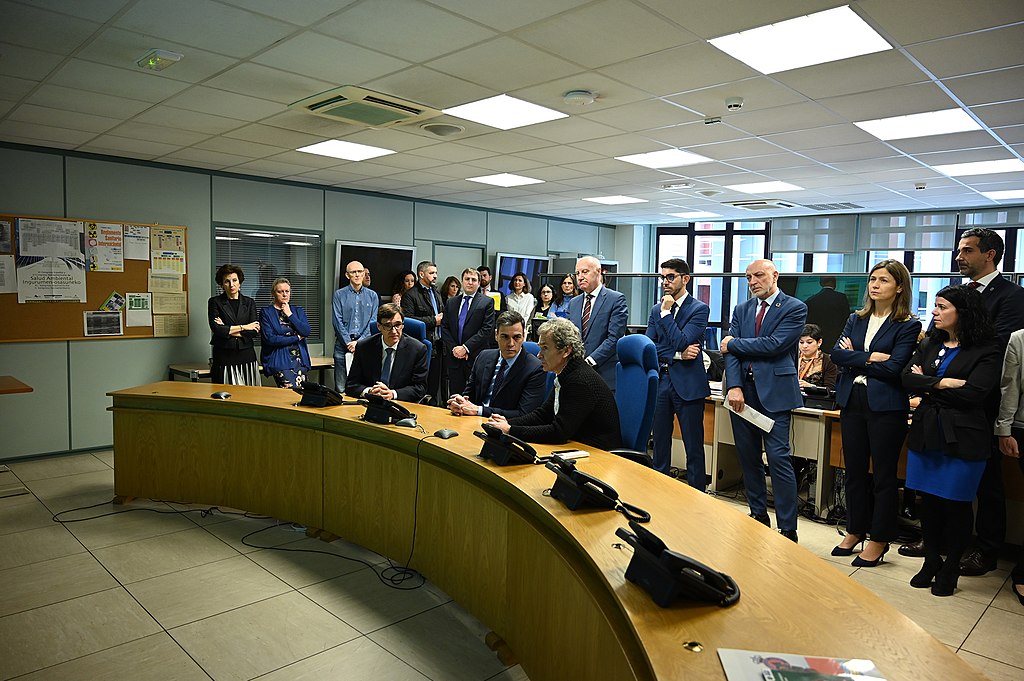 1024px-Sánchez_visita_el_Centro_de_Coordinación_de_Alertas_y_Emergencias_Sanitarias_04