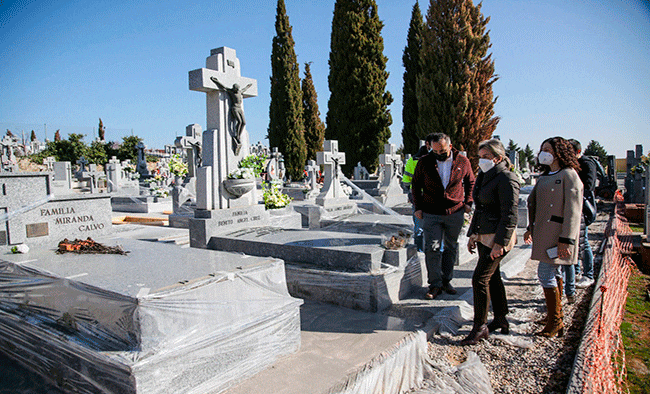 La alcaldesa de Toledo, Milagros Tolón, anuncia nuevas inversiones en el Cementerio Municipal
