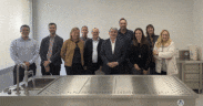 En la imagen, Núria Solé, Responsable del IML a Les Terres de l’Ebre; el Gerente del IMLCFC en Tortosa, Daniel Castaño; Regina Fornós, Responsable de Gestión Económica, Personal y Obras; Tomàs Llambrich, Arquitectico técnico del Departament de Justícia, y Juan Antonio Zarco, gerente de Hygeco España, junto a técnicos y personal del IML.