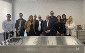 En la imagen, Núria Solé, Responsable del IML a Les Terres de l’Ebre; el Gerente del IMLCFC en Tortosa, Daniel Castaño; Regina Fornós, Responsable de Gestión Económica, Personal y Obras; Tomàs Llambrich, Arquitectico técnico del Departament de Justícia, y Juan Antonio Zarco, gerente de Hygeco España, junto a técnicos y personal del IML.